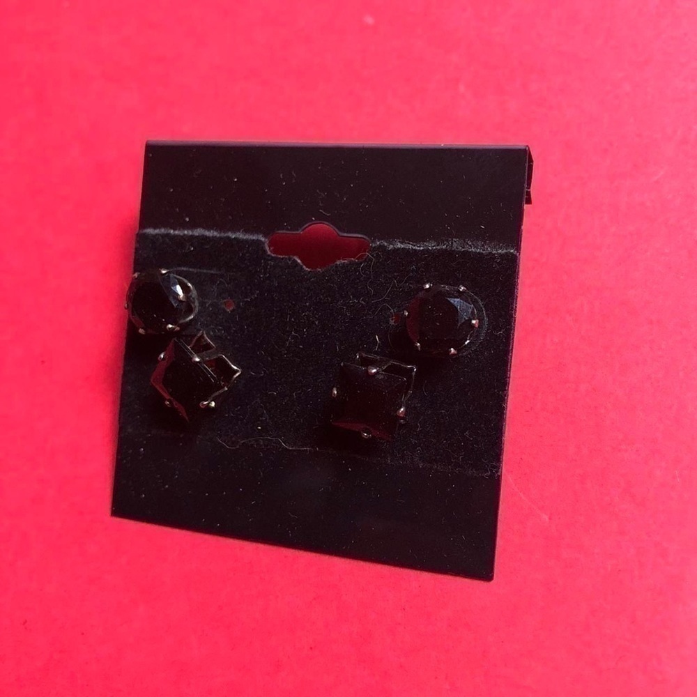 Formal earring set comes with 2 pairs 🖤🖤​​​​​​​​​​​​​​​​​​​​​​